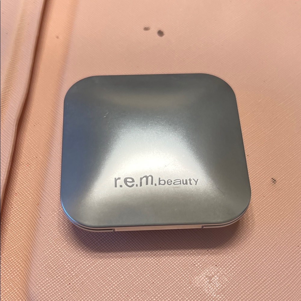 r.e.m. beauty Silver Highlighter